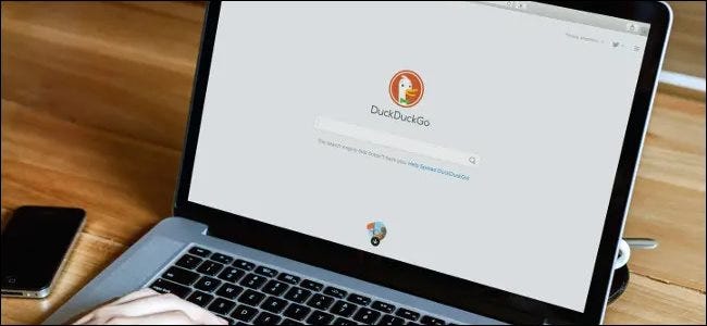 A página inicial de pesquisa do DuckDuckGo na tela de um laptop.