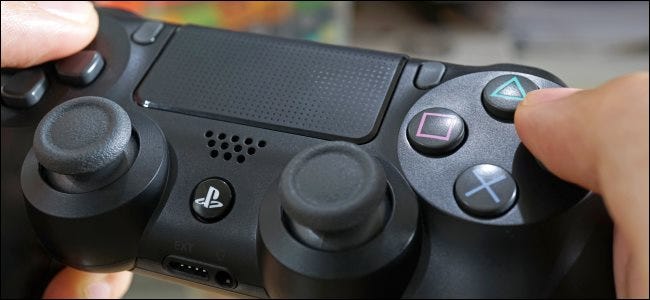 Mãos segurando um controlador Sony DualShock 4.