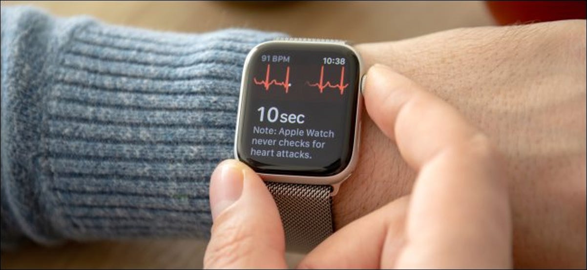 Uma pessoa fazendo um ECG com o Apple Watch.
