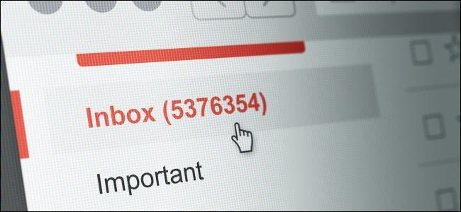 Um grande número de mensagens de e-mail em uma caixa de entrada.