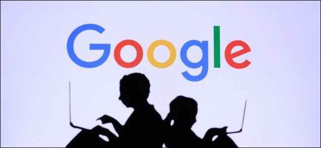 Silhuetas de duas pessoas usando laptops em frente ao logotipo do Google