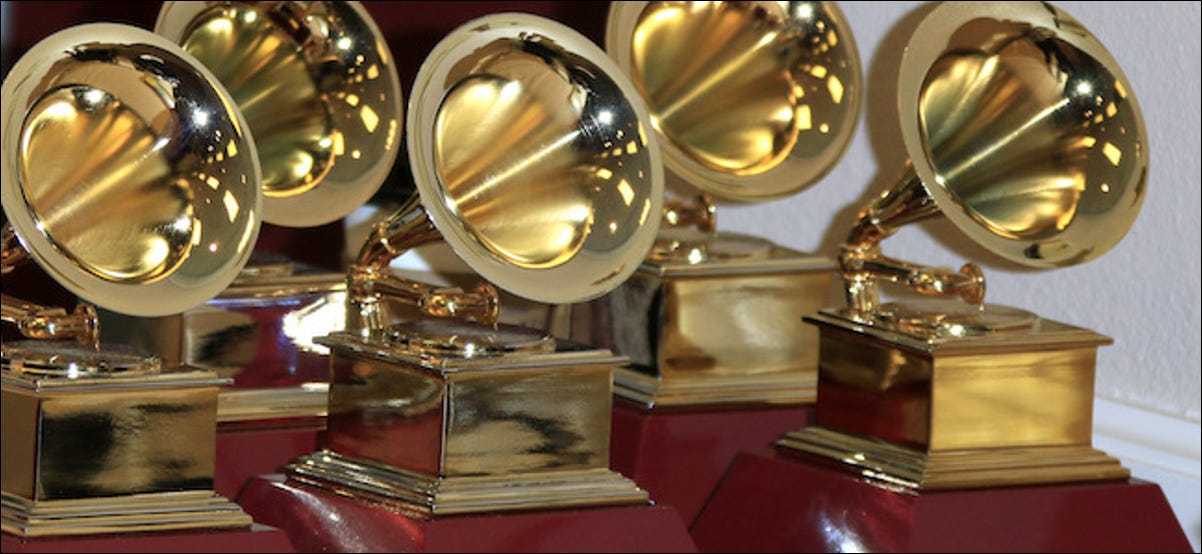 Prêmios Grammy alinhados em uma mesa
