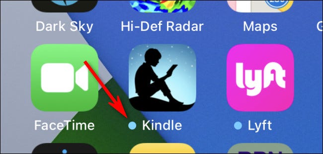 Um exemplo do ponto azul de atualização na tela inicial de um iPhone.
