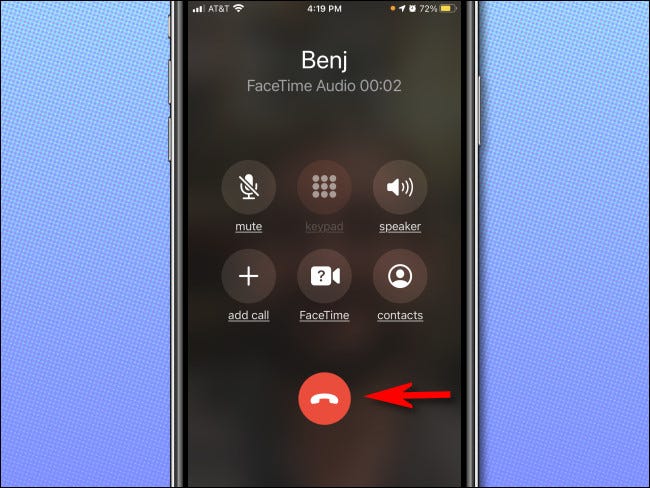 Ao fazer uma chamada de Áudio FaceTime no iPhone, toque no botão vermelho de desconexão para encerrar a chamada.