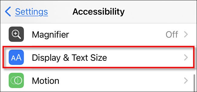 Em Acessibilidade, toque em "Tela e tamanho do texto".