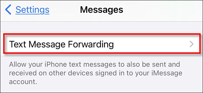 Nas configurações de mensagens do iPhone, toque em "Encaminhamento de mensagens de texto".