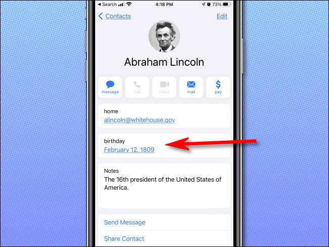 Examinar um aniversário no aplicativo Contatos do iPhone da Apple.