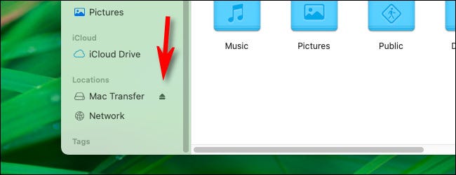 Clique no pequeno ícone de ejeção na barra lateral do Finder.