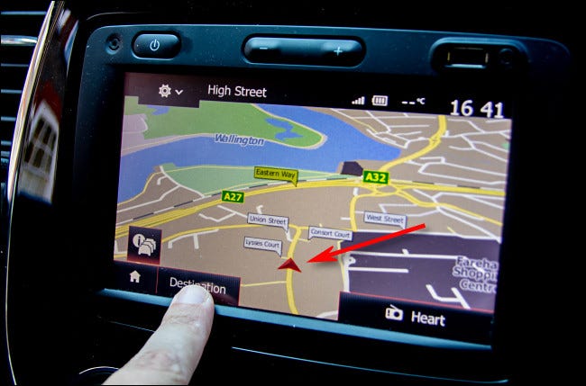 O cursor de navegação com ponta de seta como visto em um sistema de navegação automotivo moderno.