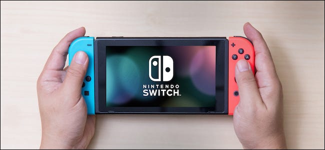 Console Nintendo Switch na mão