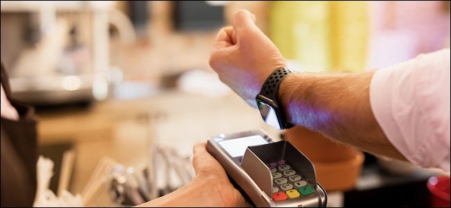 Pessoa que usa um Apple Watch com Apple Pay