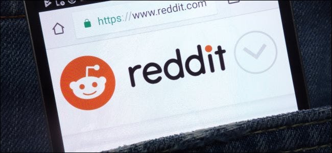 O site do Reddit em um smartphone no bolso de alguém.