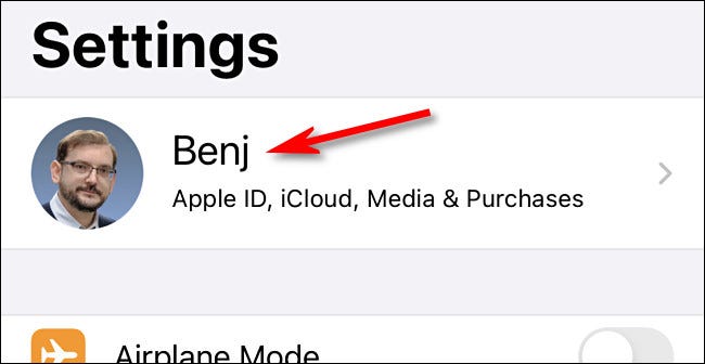 Em Ajustes, toque em seu ID Apple.