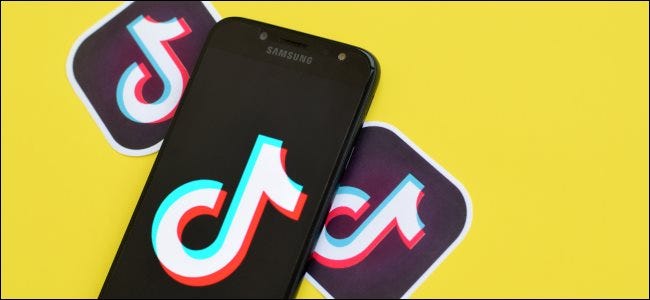 Logotipos de aplicativos TikTok em e ao redor de um smartphone.