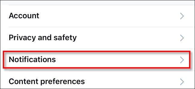 Nas configurações do aplicativo do Twitter, toque em "Notificações".
