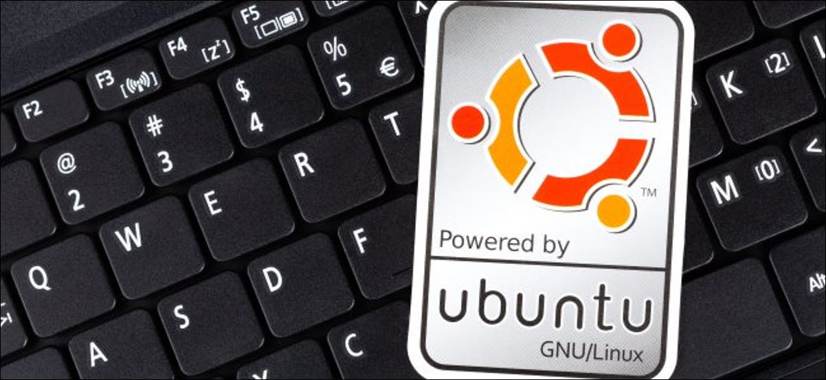 Um adesivo do Ubuntu em um teclado de PC .;