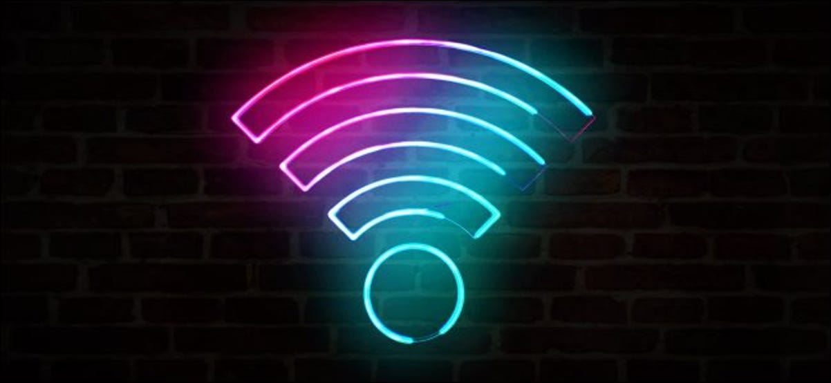 Uma placa de neon de Wi-Fi na parede.