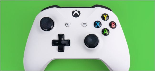 Um controlador do Xbox One S.