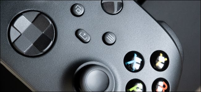 Um close-up de um controlador do Xbox Series X.