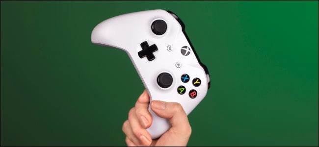 Uma mão segurando um controle do Xbox.