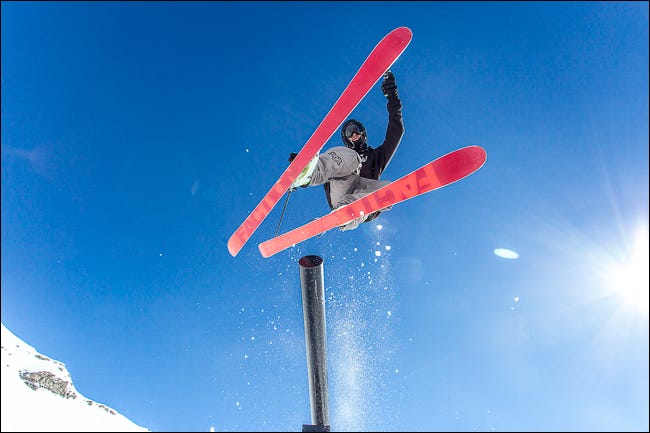 imagem mostrando esquiador em dia claro