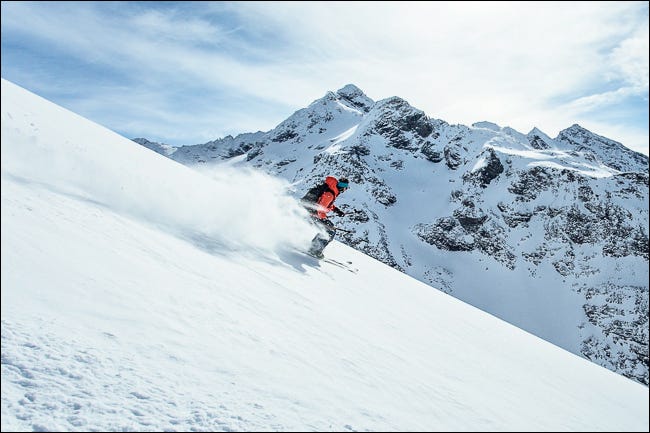 foto mostrando esquiador em movimento afiado
