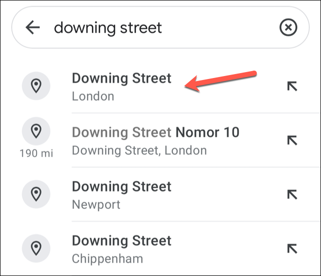 Para inserir um alfinete automaticamente no Google Maps em dispositivos móveis, pesquise um local usando a barra de pesquisa e toque em uma das sugestões de pesquisa abaixo.