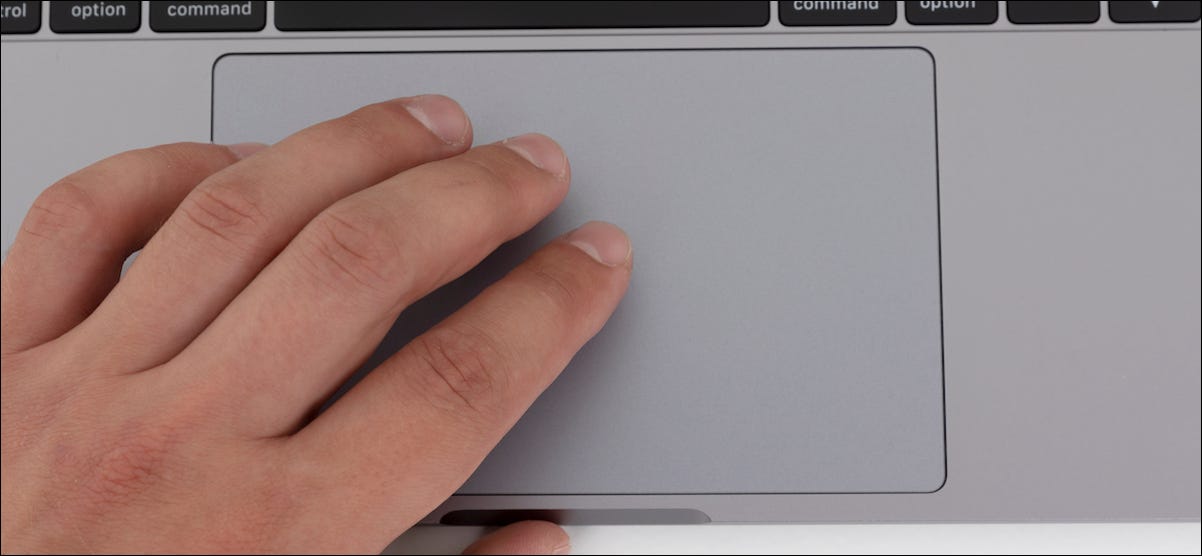 Usuário de MacBook arrastando janelas usando gestos com três dedos