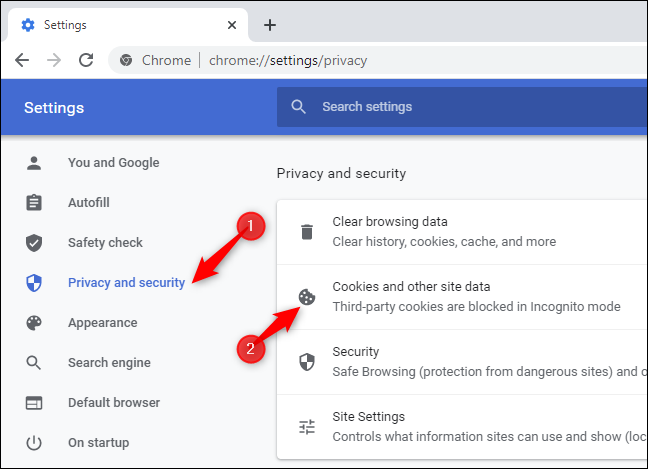 Clique em "Privacidade e segurança" e em "Cookies e outros dados do site".