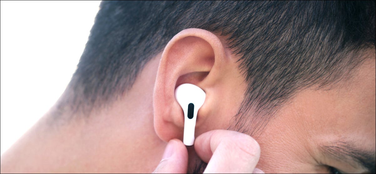 Usuário de iPhone ouvindo novas mensagens recebidas usando AirPods Pro