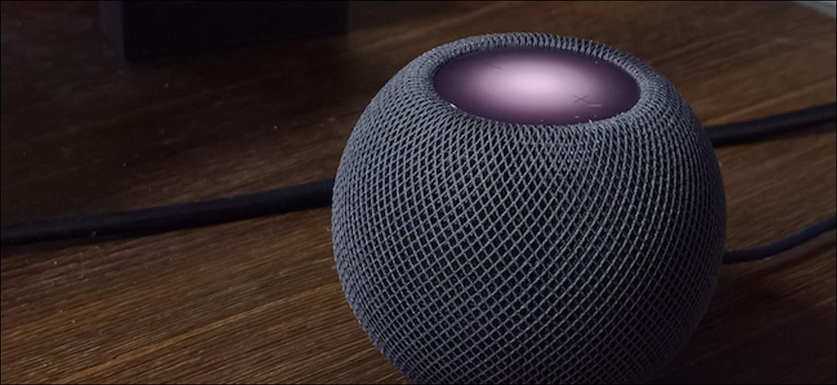 Apple HomePod Mini com controles de toque visíveis