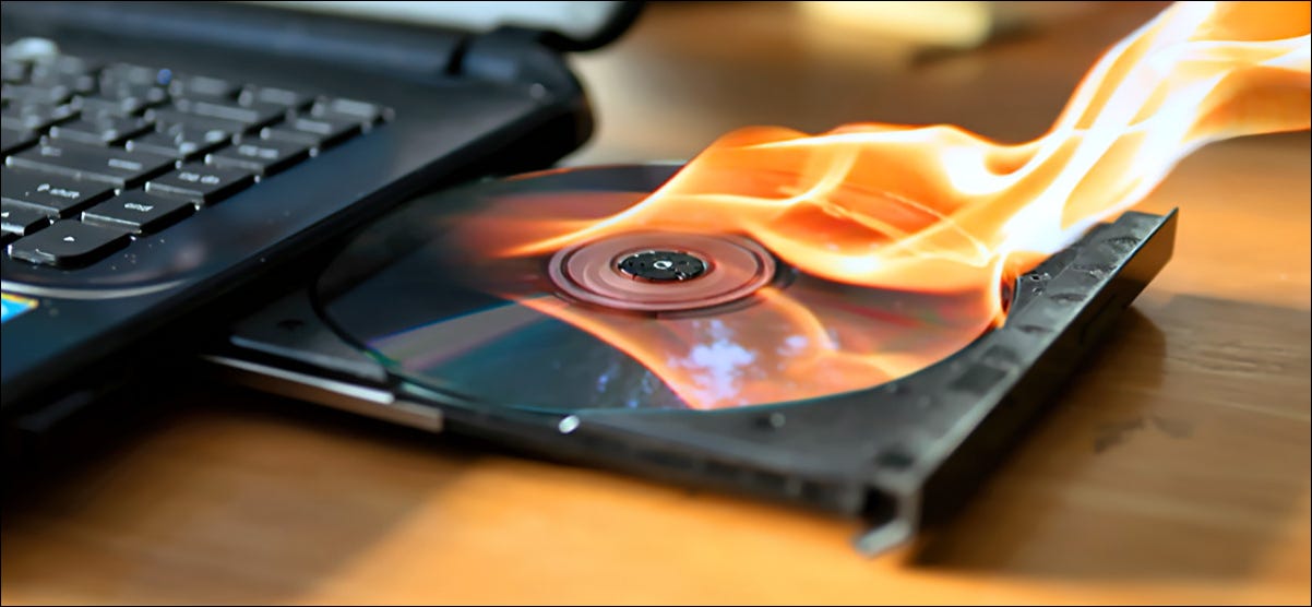 Gravando um CD em uma unidade de laptop.
