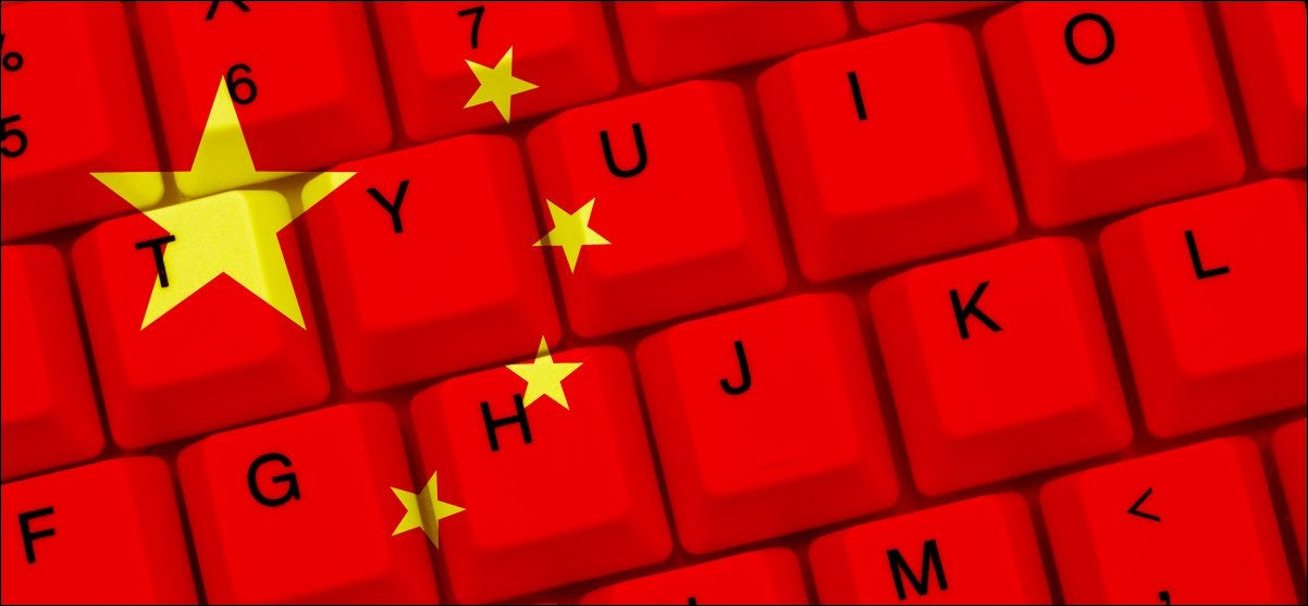 A bandeira chinesa sobreposta a um teclado de computador.