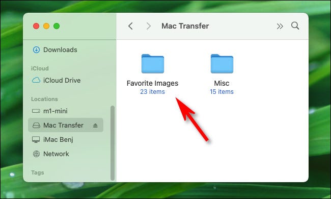 Clique na unidade flash USB na barra lateral e você verá os arquivos que copiou.