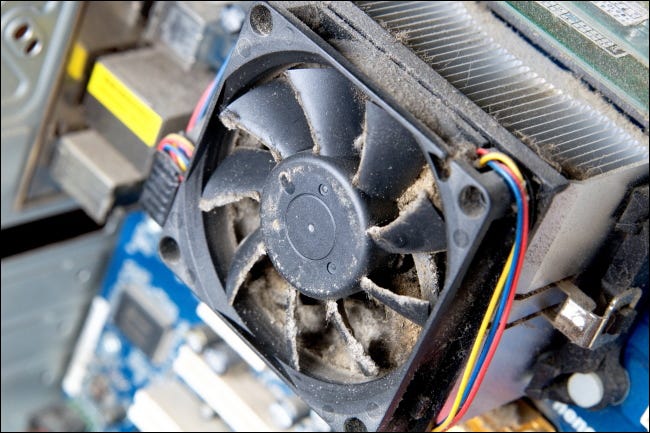 Um ventilador empoeirado dentro do gabinete do PC.