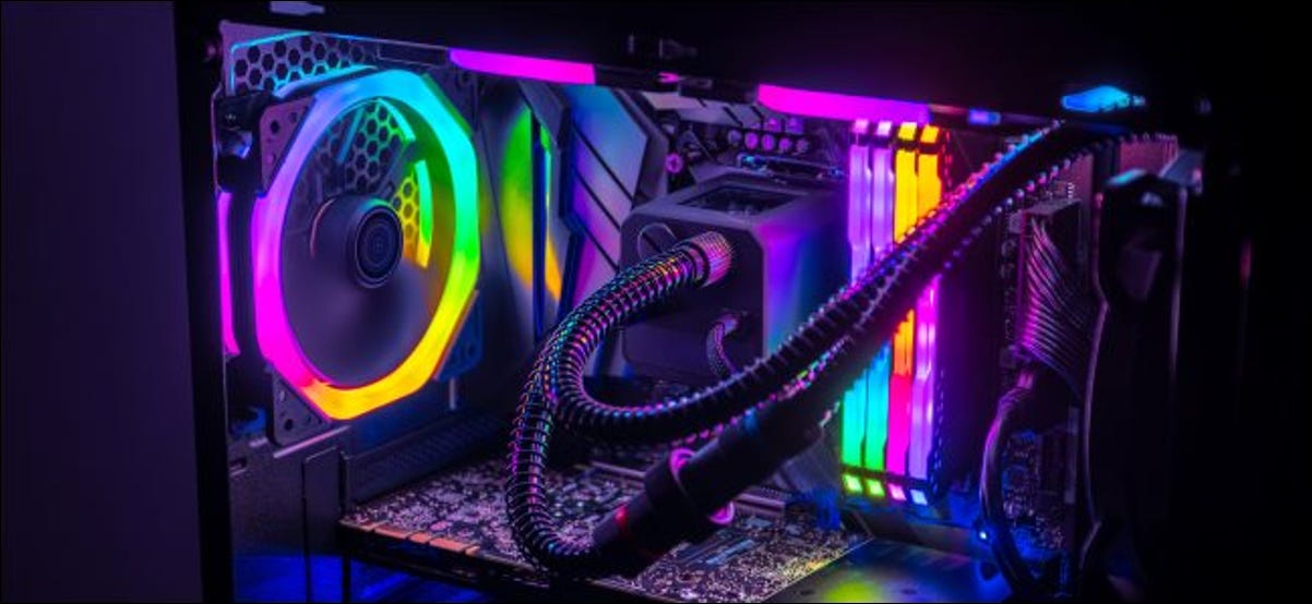 O interior de uma caixa de PC para jogos com iluminação RGB.