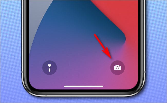 Na tela de bloqueio do iPhone, pressione e segure o ícone da câmera para iniciar o aplicativo Câmera.