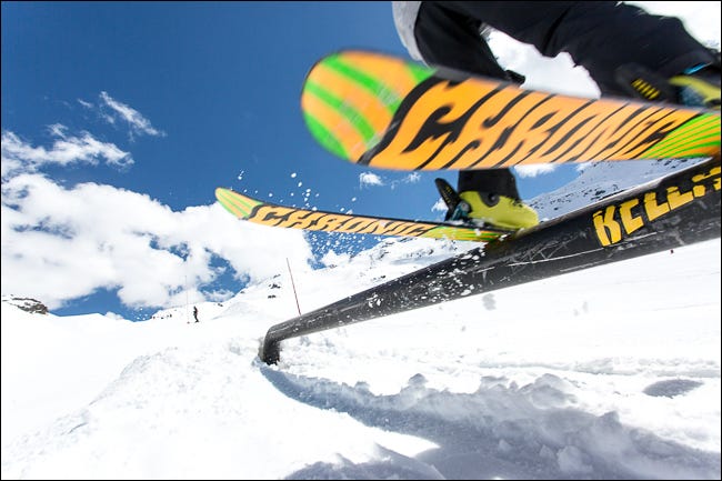 imagem mostrando esquiador em movimento desfocado