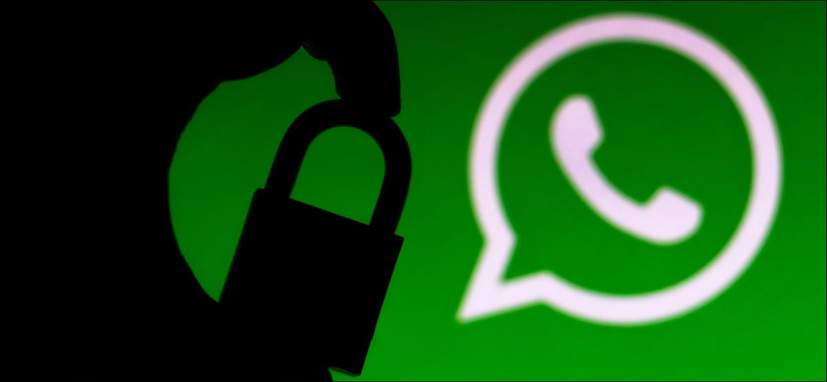 A silhueta de um cadeado na frente de um logotipo do WhatsApp.
