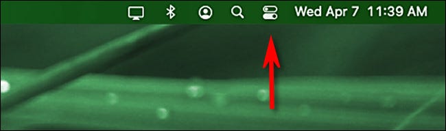 Clique no ícone Control Center na barra de menus do macOS.