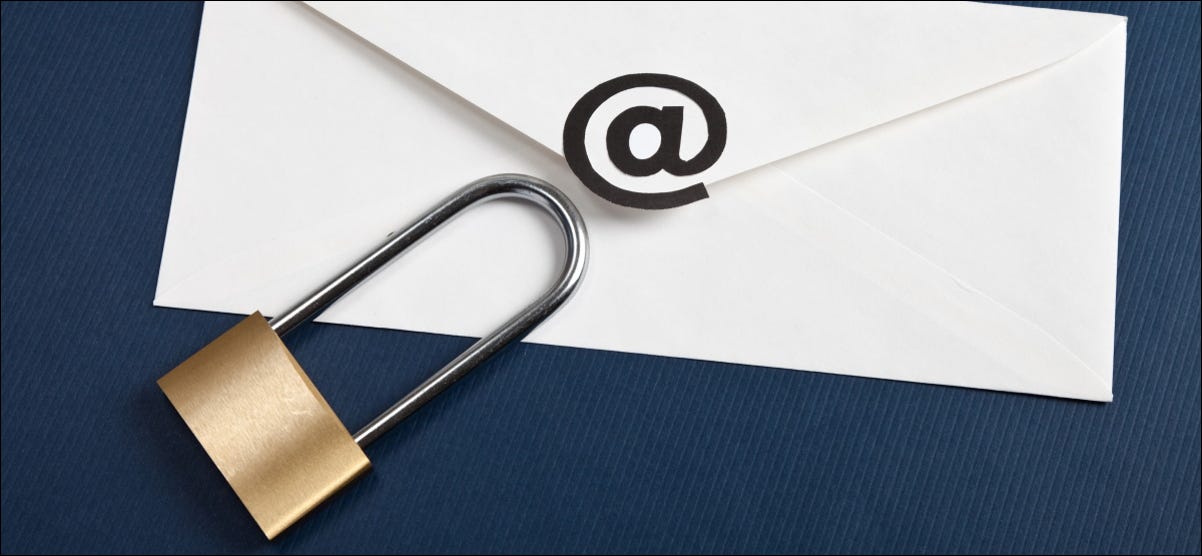 Um cadeado sobre um envelope que representa uma mensagem de e-mail.