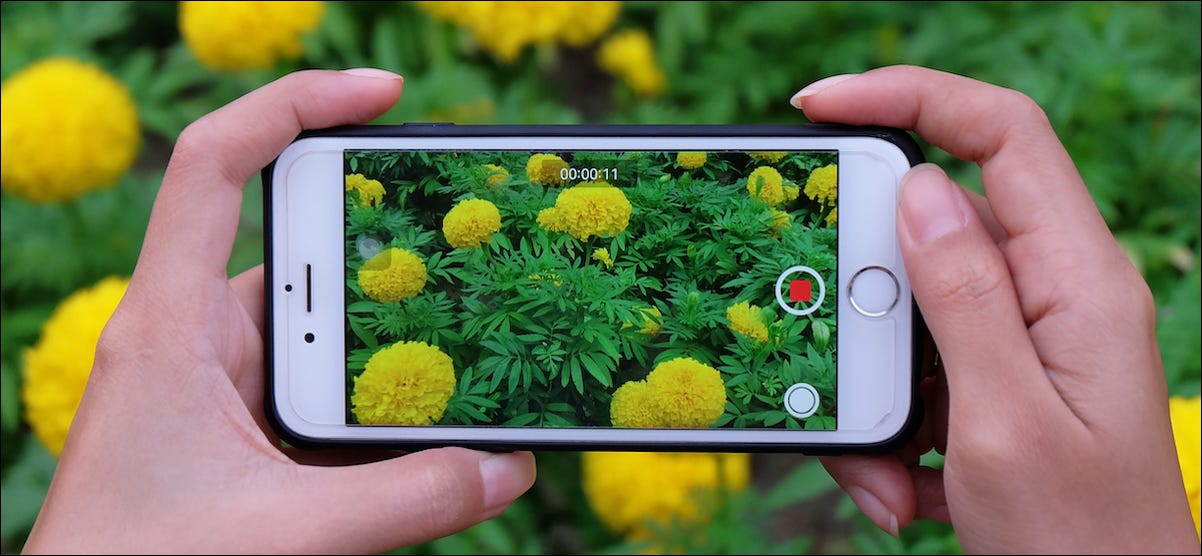 Pessoa gravando um vídeo em um iPhone