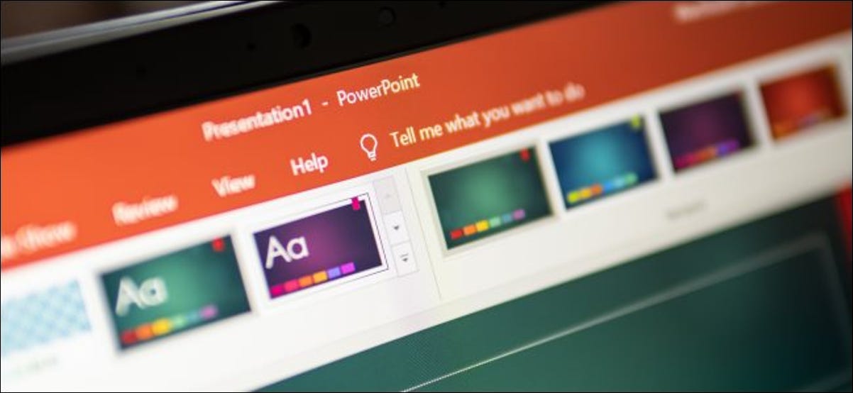 A faixa de opções do Microsoft PowerPoint em um monitor de computador.