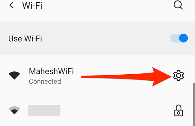 Toque na engrenagem ao lado do nome da sua rede Wi-Fi.