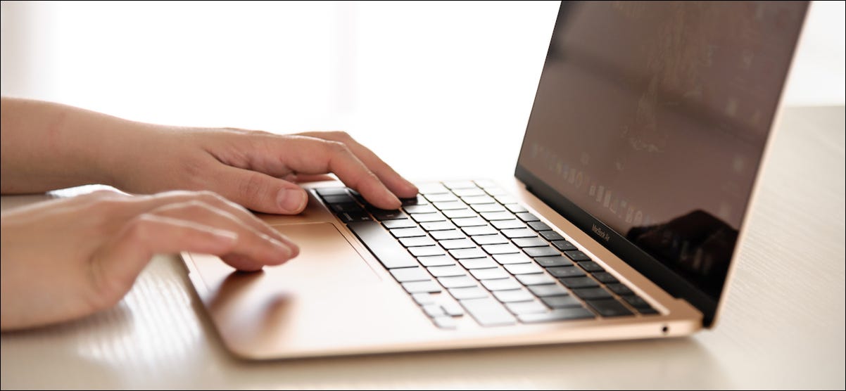 Usuário do MacBook alterando a velocidade de rastreamento do cursor para o trackpad