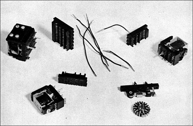 Retransmissões de computador dos anos 1940 de um manual de instruções da IBM.