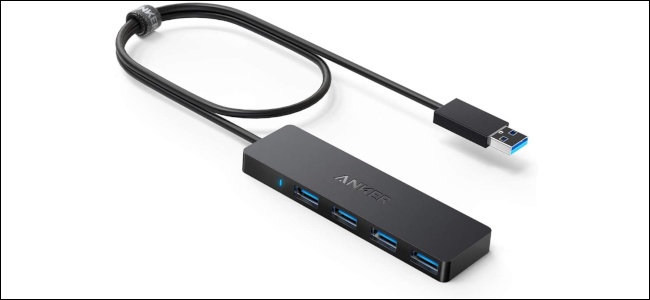 Um hub USB Anker preto com várias tomadas.