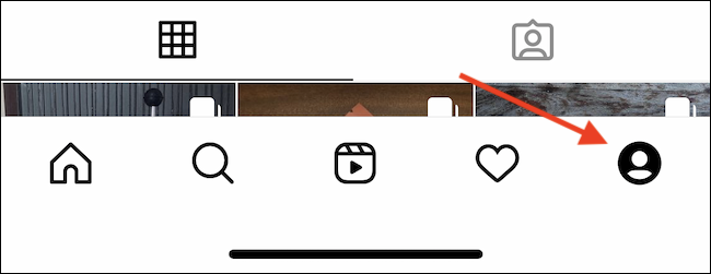 Toque no botão Perfil na barra de ferramentas do Instagram.
