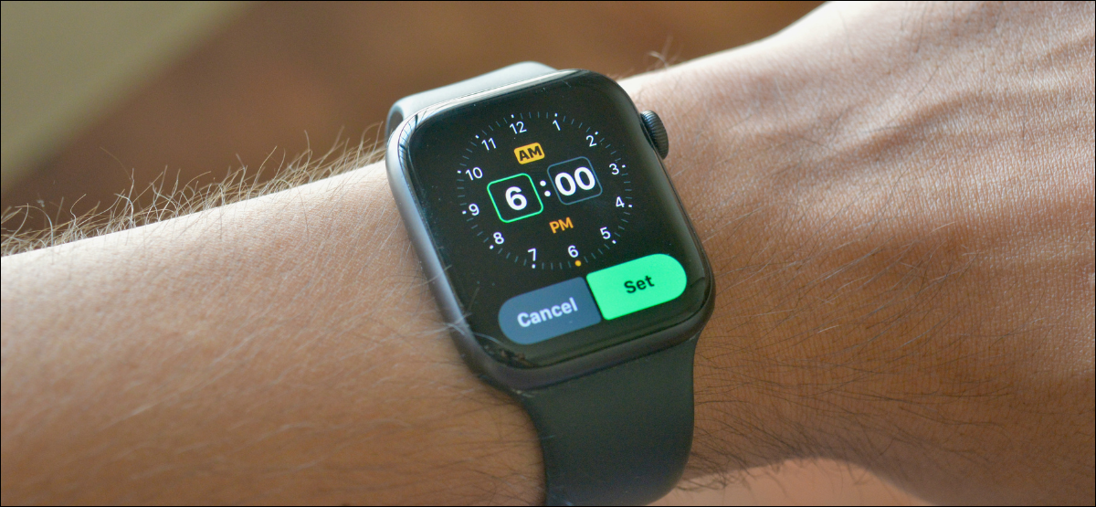 Usuário do Apple Watch configurando um novo alarme usando o aplicativo Alarmes.