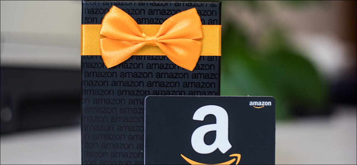 Um pacote embrulhado e um cartão-presente da Amazon.